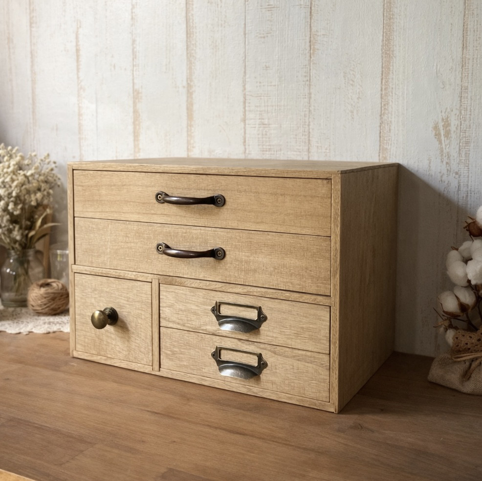 在宅ワークを静かに整えるナチュラルな木製収納抽斗