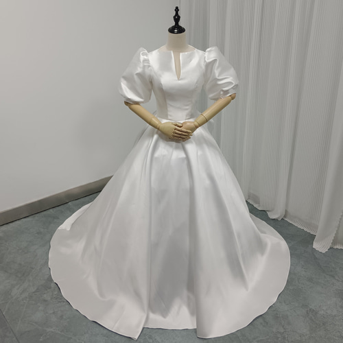 送料無料！ウエディングドレス 半袖 オフホワイト ファスナー 光沢感  