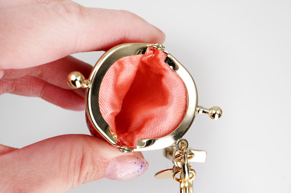 いちごな豆がま口のバッグチャーム（ハート二重リング＋ロゴプレート） 5枚目の画像