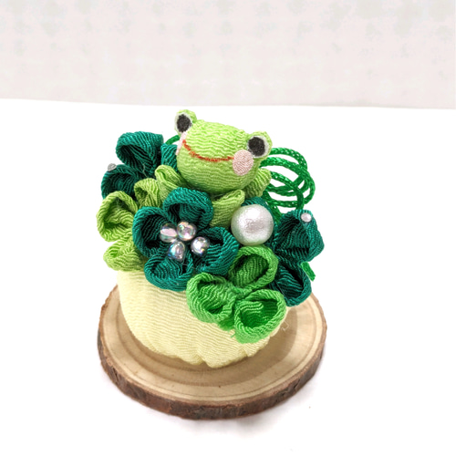 ちりめん細工カエルと四葉のクローバー ♡小さな幸せ見つけたよ