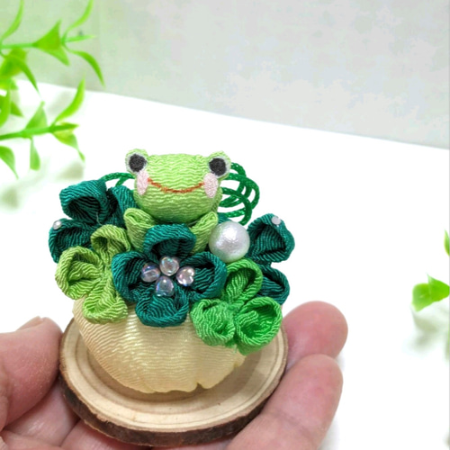 ちりめん細工カエルと四葉のクローバー ♡小さな幸せ見つけたよ
