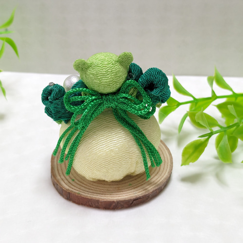 ちりめん細工カエルと四葉のクローバー ♡小さな幸せ見つけたよ