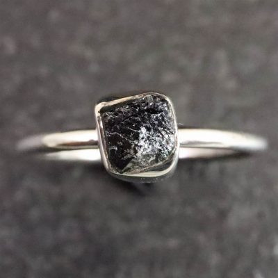 米国産　ブルッカイト 5mm 原石 リング 1.93ｇ 【73813】