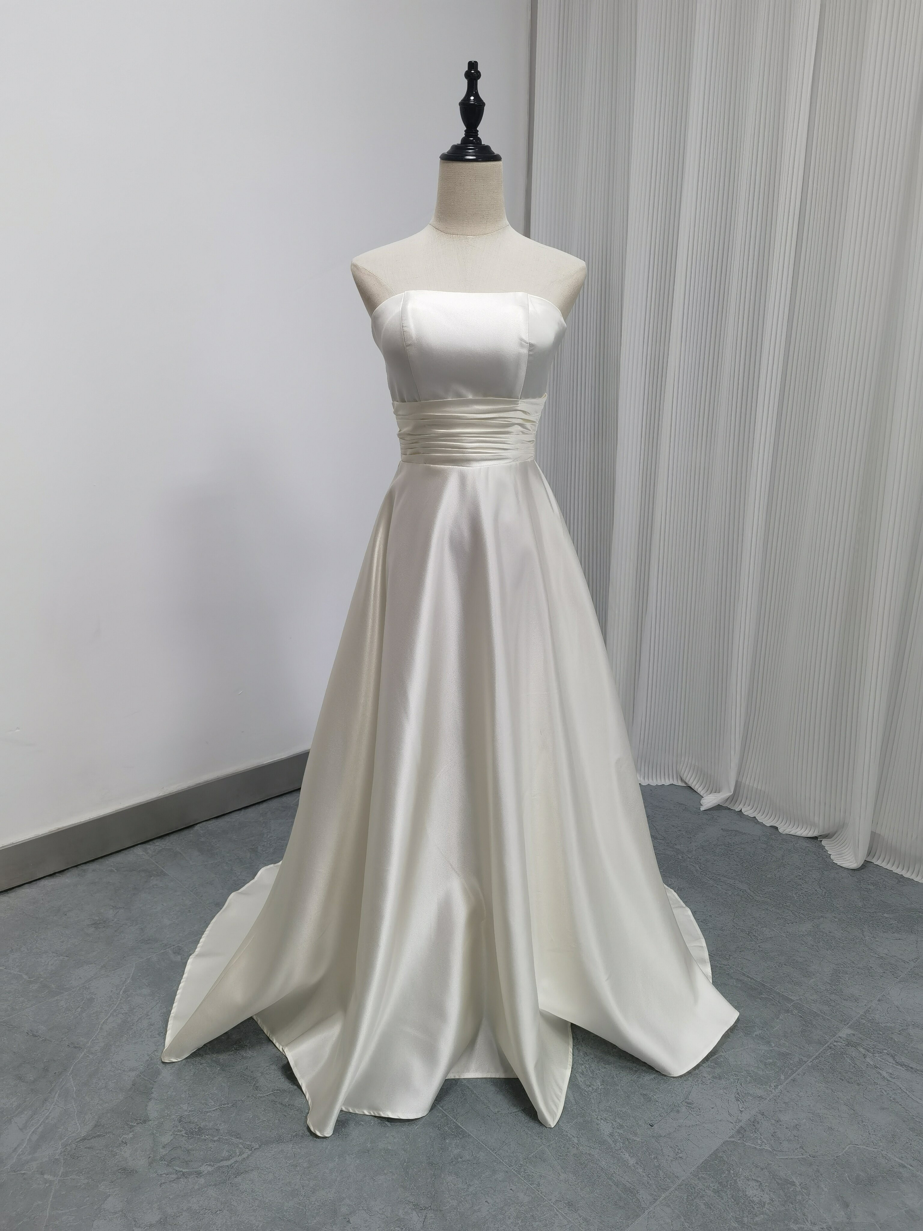 送料無料！ウェディングドレス スレンダーライン ベアトップ アイボリー スリット 二次会
