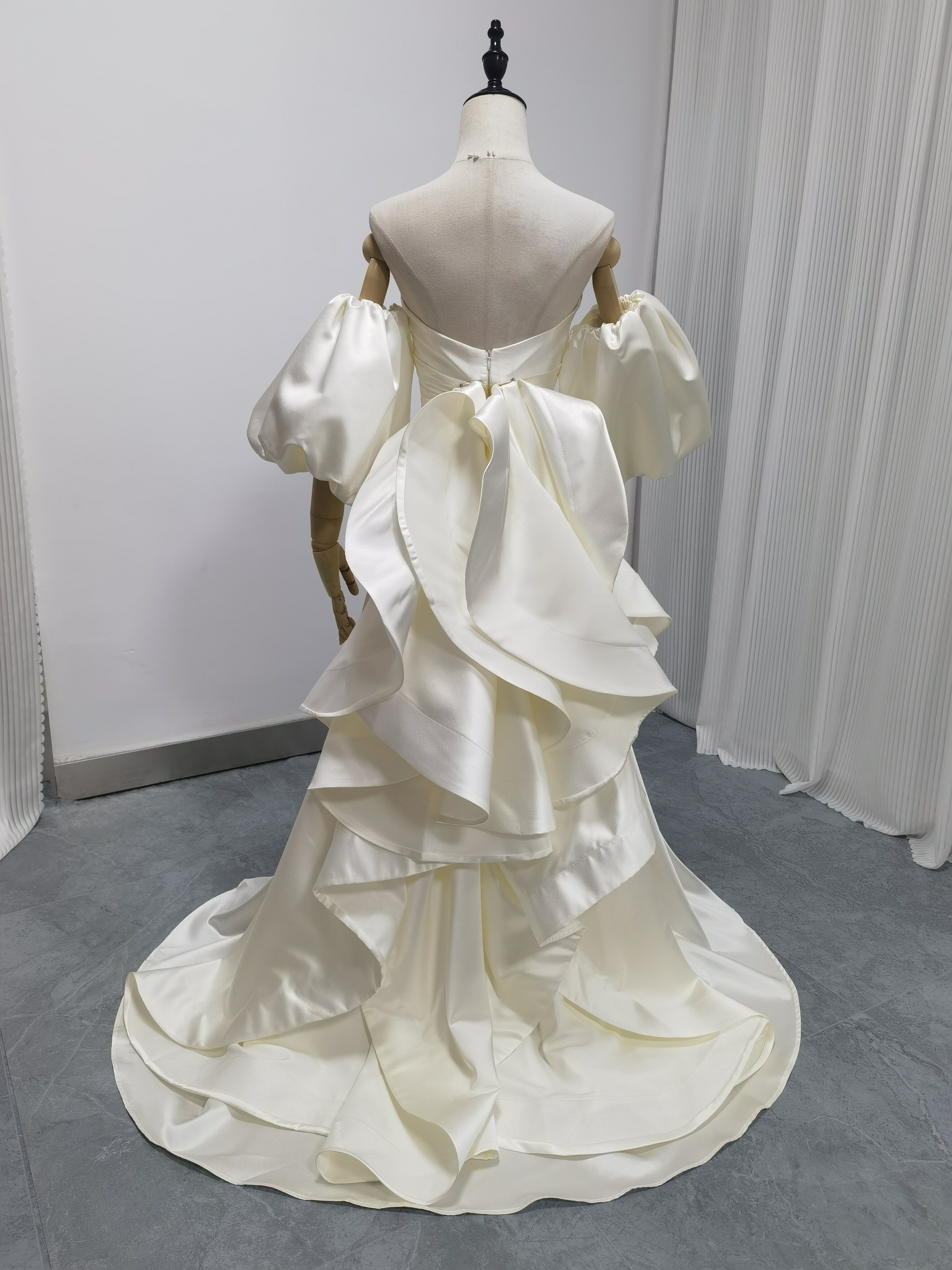 送料無料！ウェディングドレス  パフスリーブ ラッフルフリル ベアトップ アイボリー スリット 結婚式｜詳細画像