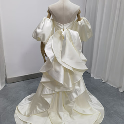 送料無料！ウェディングドレス  パフスリーブ ラッフルフリル ベアトップ アイボリー スリット 結婚式 4枚目の画像