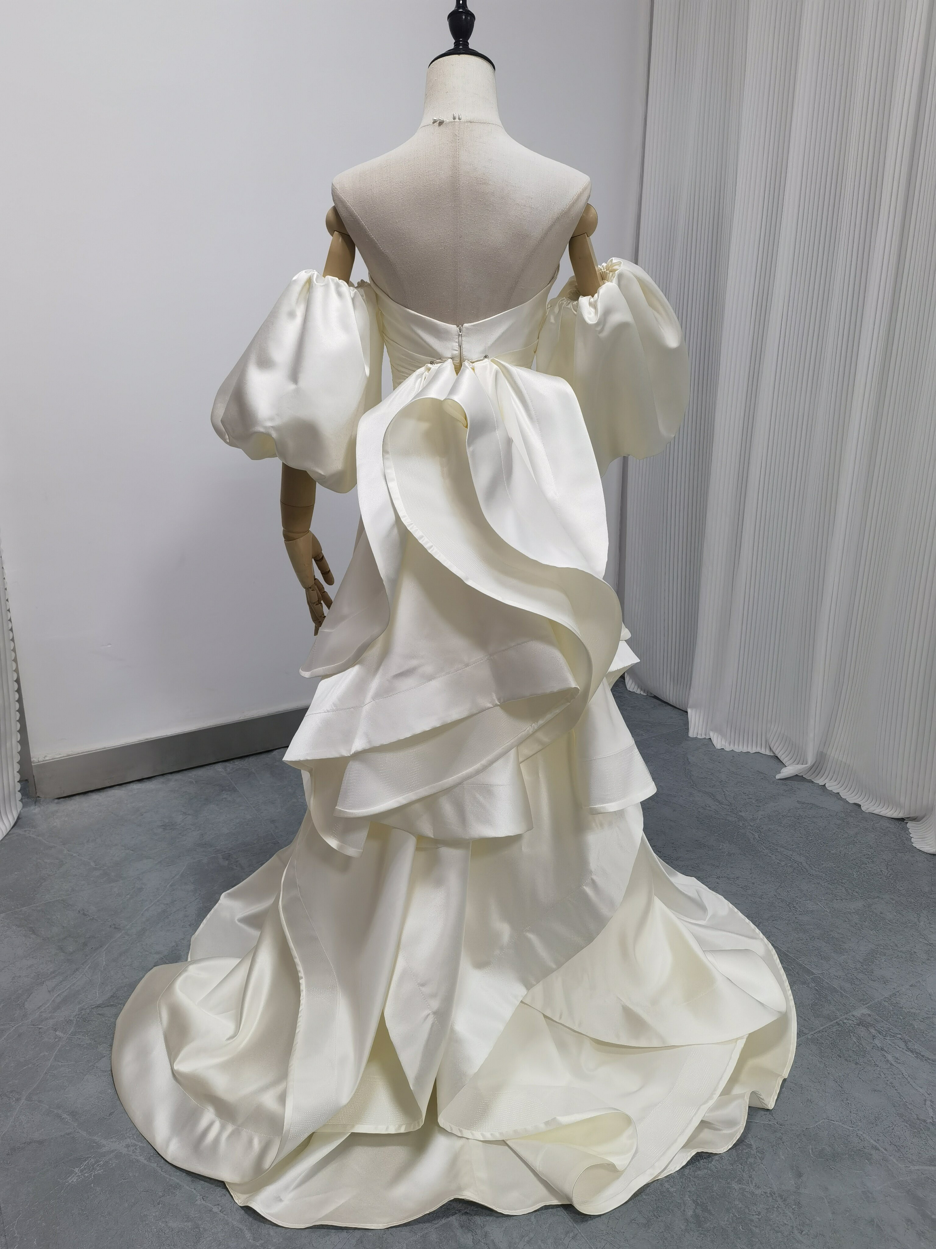 送料無料！ウェディングドレス  パフスリーブ ラッフルフリル ベアトップ アイボリー スリット 結婚式｜詳細画像