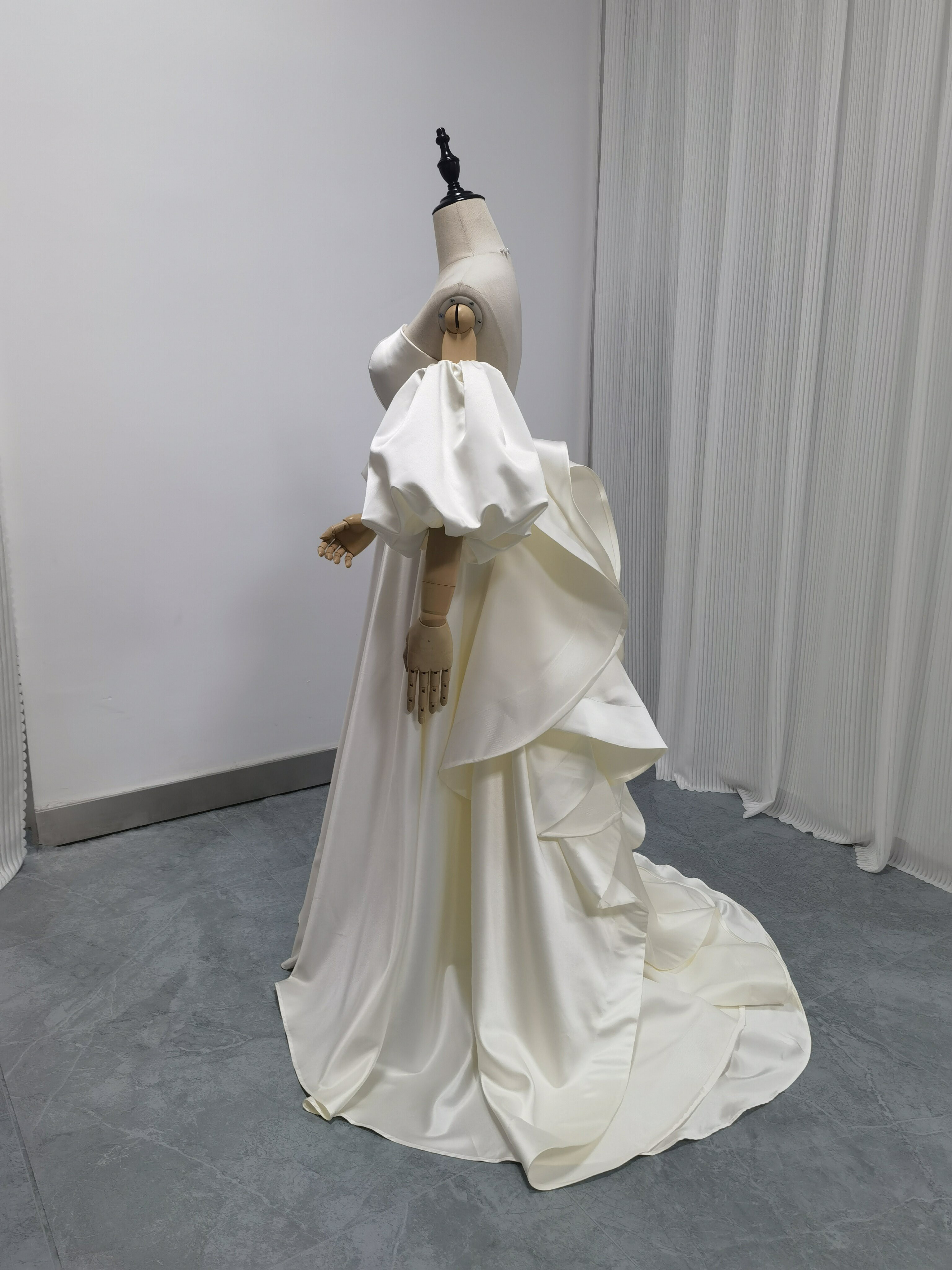 送料無料！ウェディングドレス  パフスリーブ ラッフルフリル ベアトップ アイボリー スリット 結婚式｜詳細画像