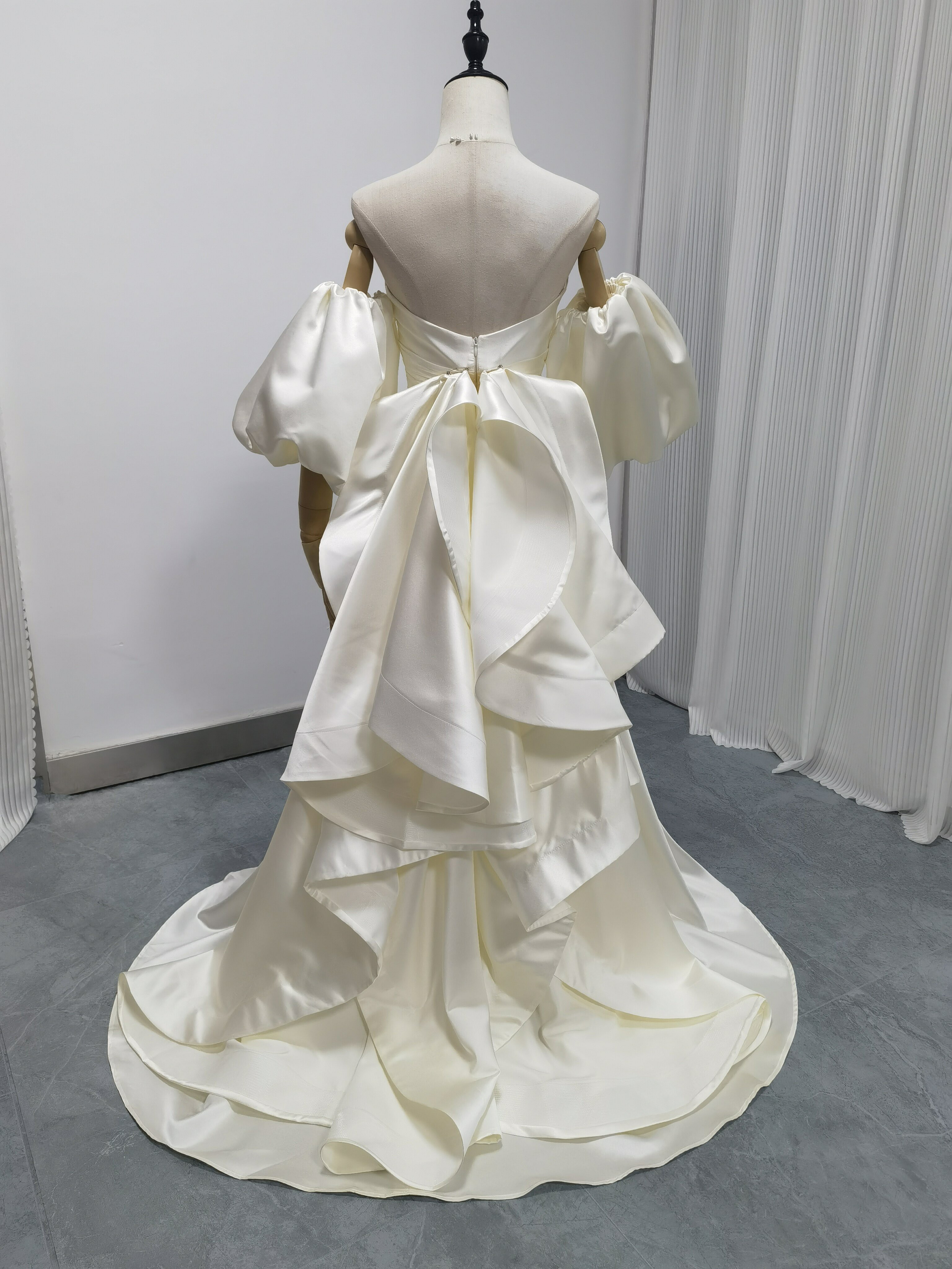 送料無料！ウェディングドレス  パフスリーブ ラッフルフリル ベアトップ アイボリー スリット 結婚式｜詳細画像