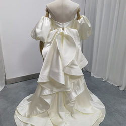 送料無料！ウェディングドレス  パフスリーブ ラッフルフリル ベアトップ アイボリー スリット 結婚式 3枚目の画像