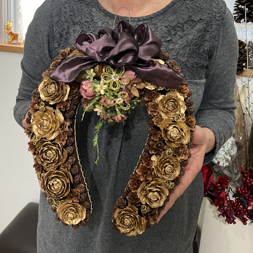 【ハンドメイド】木の実のリース　馬蹄型　52センチ ハンドメイド】木の実のリース 馬蹄型 52センチ - メルカリ