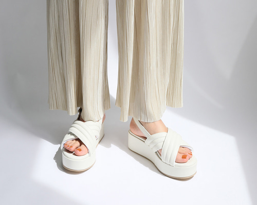 【足元からオシャレに、美しく。】HERME × サンダル ルス 105 楽ちん歩行でスタイルアップ！履きやすさとオシャレを両立する