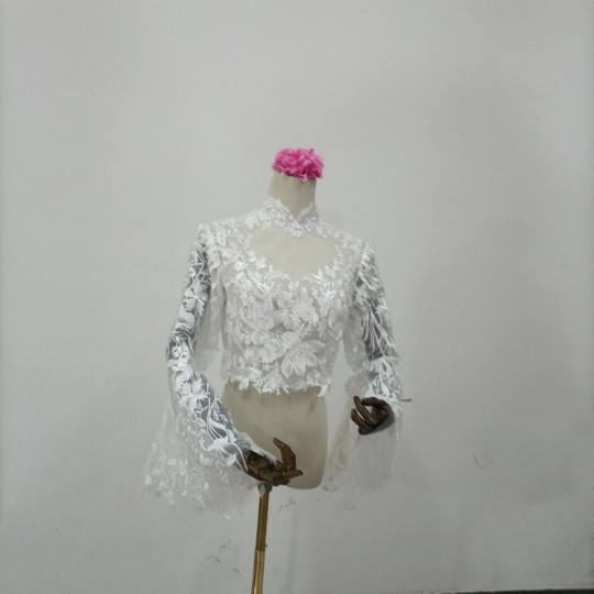 送料無料！美品！魅惑の花レースボレロ ラッパ袖 くるみボタン フェミニンなフレームレースの袖トップス