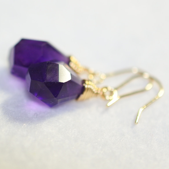 (1 件) 金鈦紫水晶耳環（自由形狀） 第3張的照片