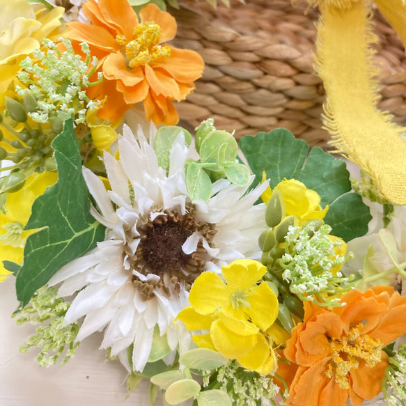 菜の花とガーベラのビタミンカラー三日月リース 壁掛け 軽量 造花 5枚目の画像