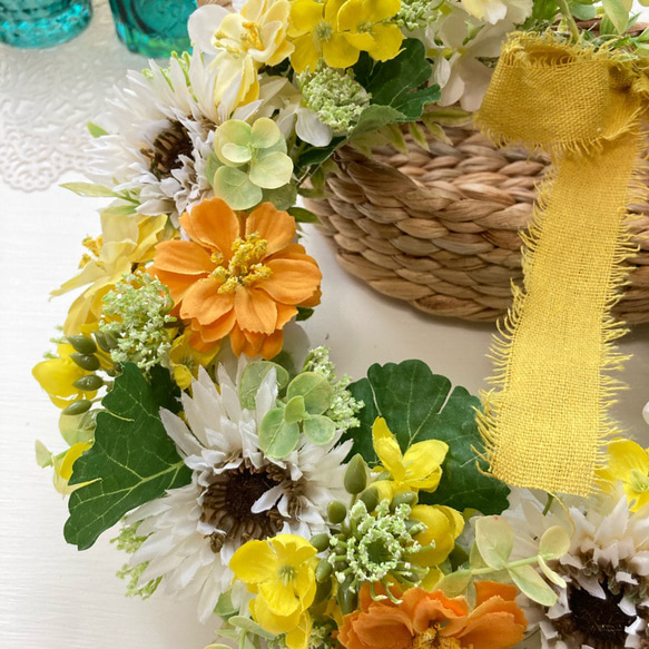 菜の花とガーベラのビタミンカラー三日月リース 壁掛け 軽量 造花 6枚目の画像