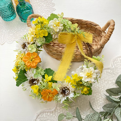 菜の花とガーベラのビタミンカラー三日月リース 壁掛け 軽量 造花 1枚目の画像