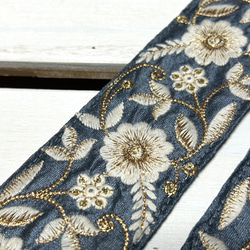 50mm太幅・斜め掛けショルダーストラップ★くすみ紺色ベルト+ブルーグレー地のシャンタン風生地に乳白色とゴールドの花刺繍 3枚目の画像