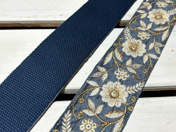 50mm太幅・斜め掛けショルダーストラップ★くすみ紺色ベルト+ブルーグレー地のシャンタン風生地に乳白色とゴールドの花刺繍 4枚目の画像