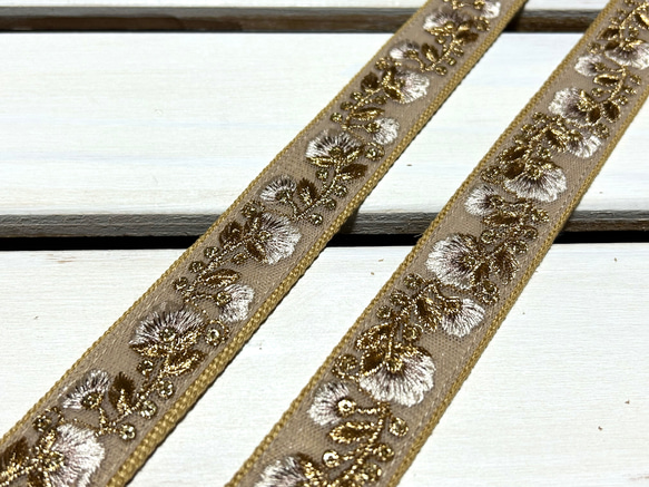 30mm幅・斜め掛けストラップ☆薄茶色ベルト×モカ系チュール地に白と濃いめのゴールドの花刺繍+スパンコール 3枚目の画像