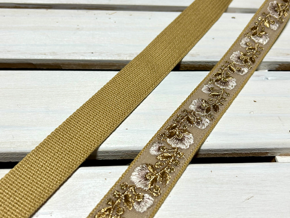 30mm幅・斜め掛けストラップ☆薄茶色ベルト×モカ系チュール地に白と濃いめのゴールドの花刺繍+スパンコール 4枚目の画像