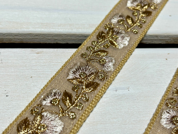 30mm幅・斜め掛けストラップ☆薄茶色ベルト×モカ系チュール地に白と濃いめのゴールドの花刺繍+スパンコール 5枚目の画像