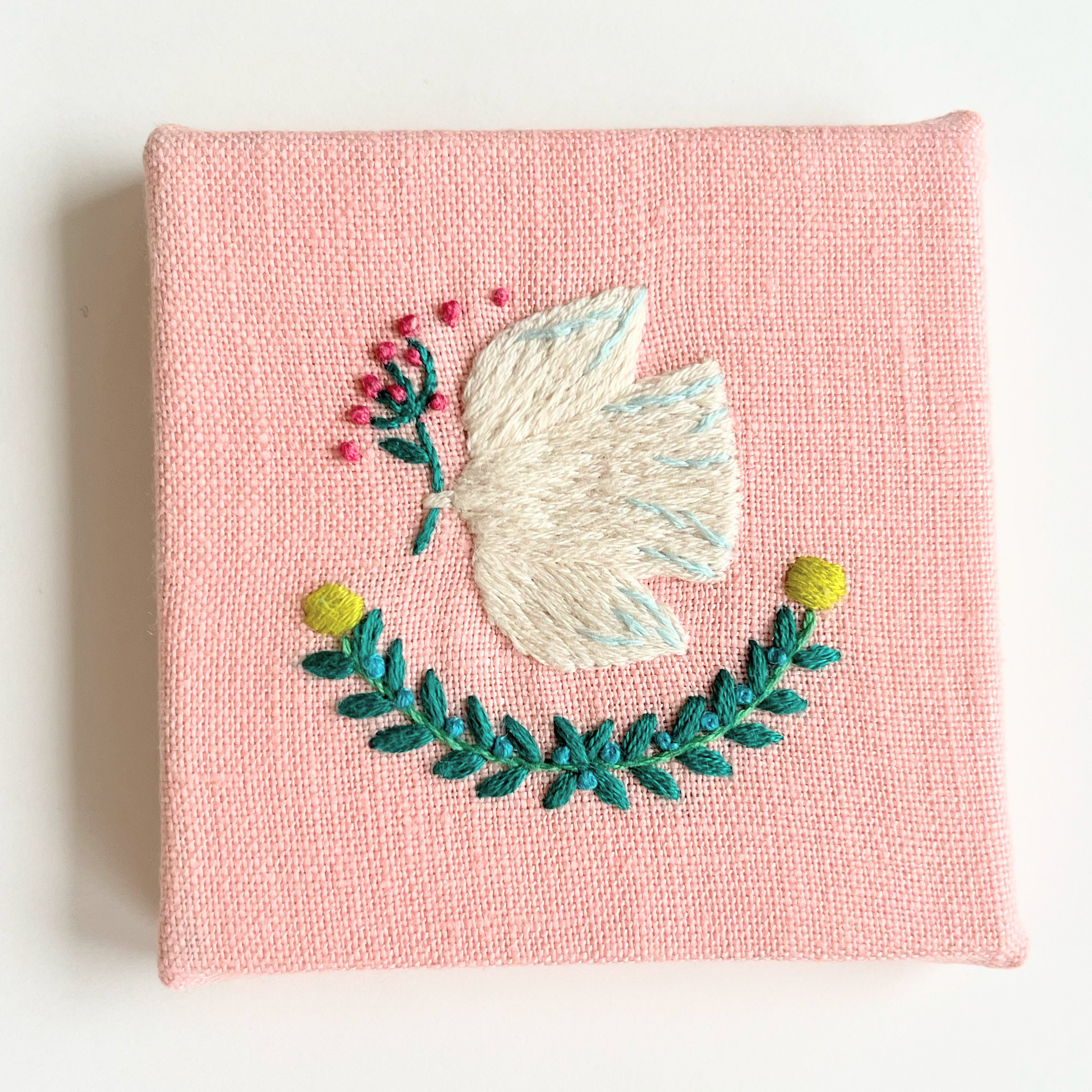 花草刺繍のパネル　手編みレース繋ぎ　ホワイトクロス 花草刺繍のパネル 手編みレース繋ぎ ホワイトクロス - メルカリ