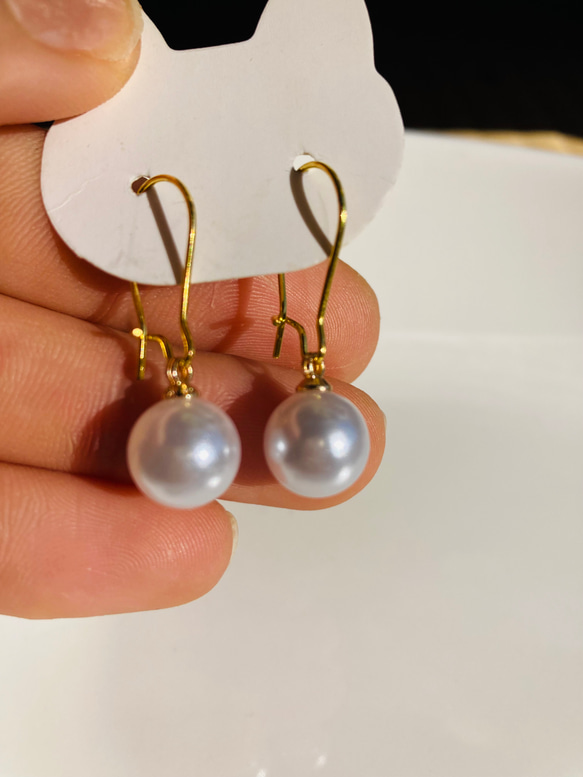 White pearl bead earrings 4枚目の画像