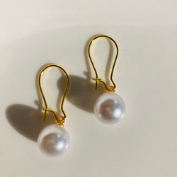 White pearl bead earrings 3枚目の画像