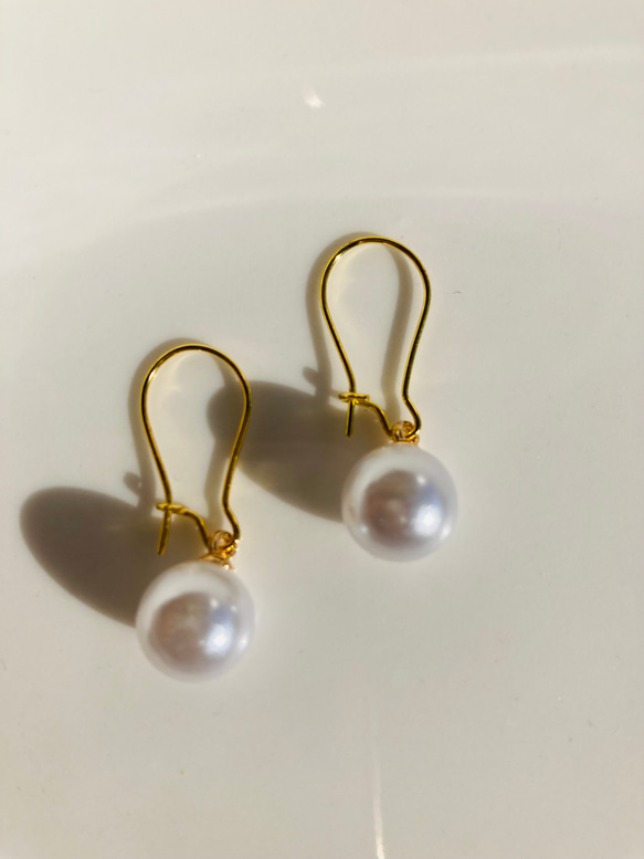 White pearl bead earrings 3枚目の画像