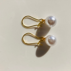 White pearl bead earrings 5枚目の画像