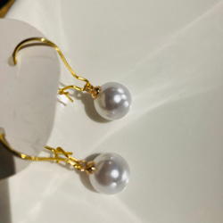 White pearl bead earrings 2枚目の画像