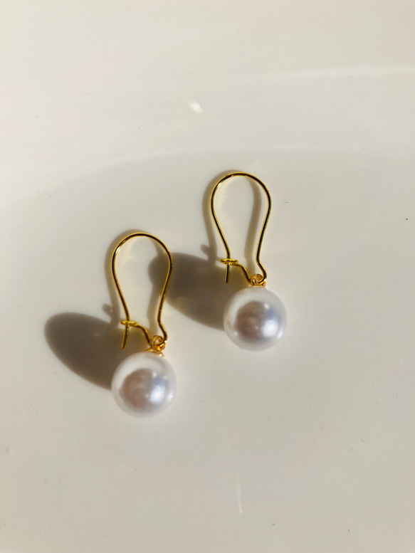 White pearl bead earrings 1枚目の画像