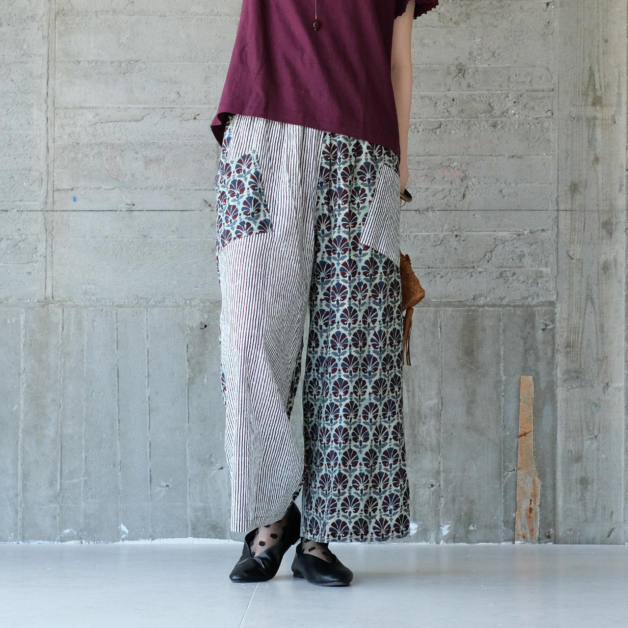 夏に涼しいワイドフレア◎左右で柄が違うクレイジーパターンパンツ（22s-22）ロング丈 ストライプ