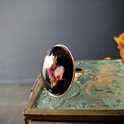 夜桜＊本物の桜の蕾を閉じ込めたオーバルリング  ソメイヨシノ 指輪 １点物  フリーサイズ(11号～) 2枚目の画像