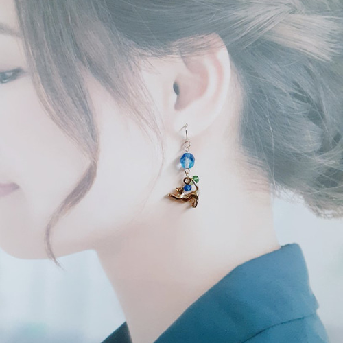 送料無料＊ファイアポリッシュチェコビーズとお座り猫ちゃんのワン