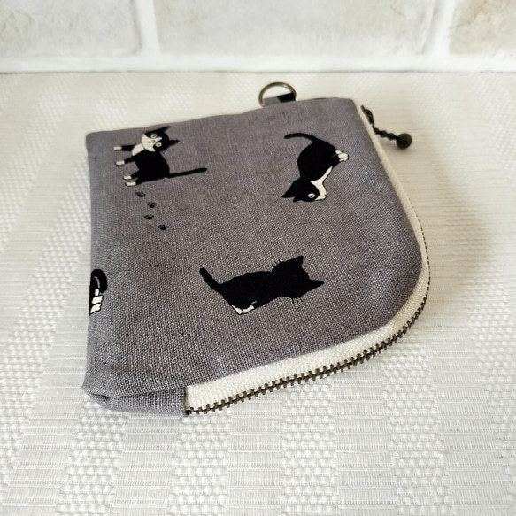 L字ファスナーポーチ　コンパクト　ミニ財布　小さな小物入れ　ぺたんこタイプの布ポーチ　ハチワレ猫　グレー 7枚目の画像
