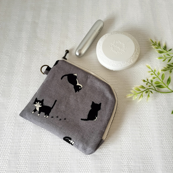 L字ファスナーポーチ　コンパクト　ミニ財布　小さな小物入れ　ぺたんこタイプの布ポーチ　ハチワレ猫　グレー 6枚目の画像