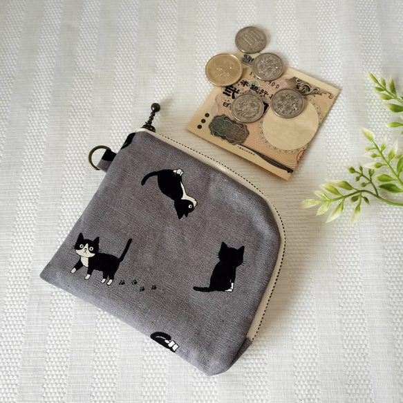 L字ファスナーポーチ　コンパクト　ミニ財布　小さな小物入れ　ぺたんこタイプの布ポーチ　ハチワレ猫　グレー 5枚目の画像