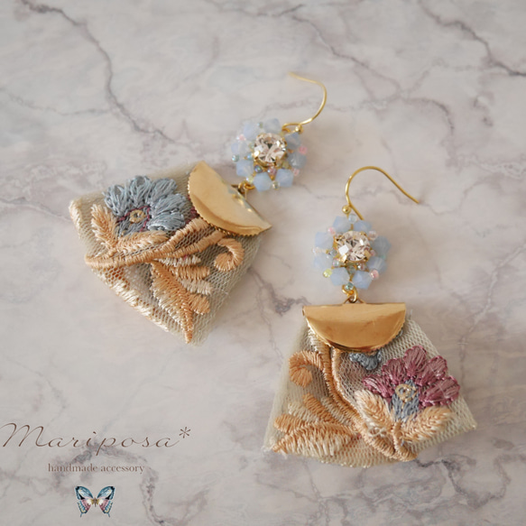 ミルクティーブルー】フラワービーズとインド刺繍のピアス/イヤリング 