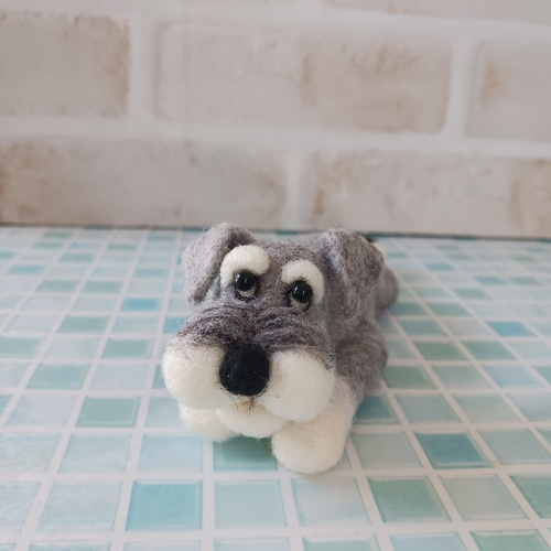 ミニチュアシュナウザー (寝そべり足伸ばし) 羊毛フェルト manahata