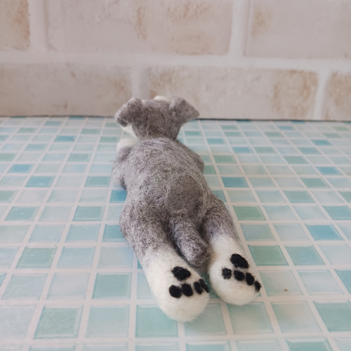 ミニチュアシュナウザー (寝そべり足伸ばし) 羊毛フェルト manahata