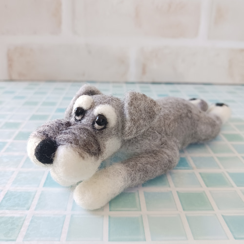 ミニチュアシュナウザー (寝そべり足伸ばし) 羊毛フェルト manahata