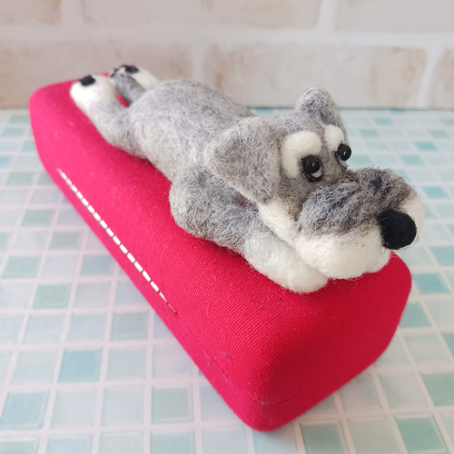 ミニチュアシュナウザー (寝そべり足伸ばし) 羊毛フェルト manahata