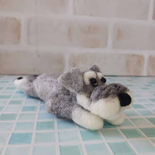 ミニチュアシュナウザー (寝そべり足伸ばし) 羊毛フェルト manahata