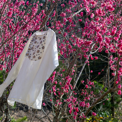 【草木染め】自然を纏うフリルブラウス｜梅の花柄 8枚目の画像