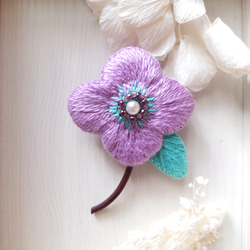 刺繍ブローチ　薄紫のお花と水色の葉っぱのブローチ 1枚目の画像