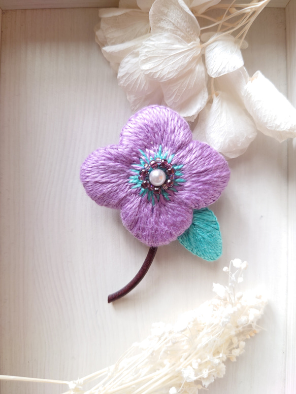 刺繍ブローチ　薄紫のお花と水色の葉っぱのブローチ 1枚目の画像