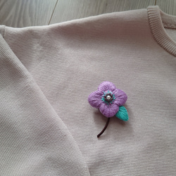 刺繍ブローチ　薄紫のお花と水色の葉っぱのブローチ 5枚目の画像