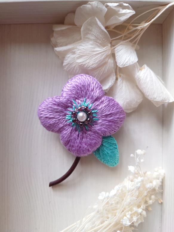 刺繍ブローチ　薄紫のお花と水色の葉っぱのブローチ 3枚目の画像